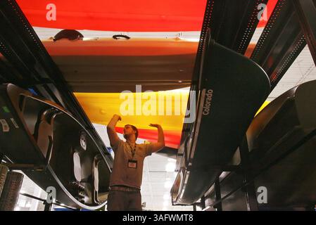 TP 262503 ZUPP Albright 1.Hinweis zur Bildgebung: Der rote Stich auf Pratts Gesicht stammt von Kajaks. Danke. Bildunterschrift: (Dienstag, 03/13/2007 Brandon) Dicks Mitarbeiter und Mitarbeiter des Frachtflussteams Nicholas Pratt (cq) stellt Kajaks ein, die im Geschäft in Westfield Brandon ausgestellt werden. . (Bild: St. Petersburg Times/ZUMAPRESS.com) Stockfoto