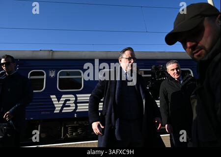 Kiew, Ukraine. April 2025. Premierminister Bart de Wever, im Bild bei der Ankunft am Bahnhof Nemischaieve in Kiew, während eines diplomatischen Besuchs in Kiew, Ukraine, am Dienstag, den 08. April 2025. Der belgische Premierminister de Wever ist für einen eintägigen Besuch in der Ukraine. BELGA FOTO JUSTIN YAU Credit: Belga News Agency/Alamy Live News Stockfoto