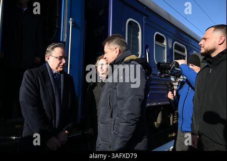 Kiew, Ukraine. April 2025. Premierminister Bart de Wever, im Bild bei der Ankunft am Bahnhof Nemischaieve in Kiew, während eines diplomatischen Besuchs in Kiew, Ukraine, am Dienstag, den 08. April 2025. Der belgische Premierminister de Wever ist für einen eintägigen Besuch in der Ukraine. BELGA FOTO JUSTIN YAU Credit: Belga News Agency/Alamy Live News Stockfoto