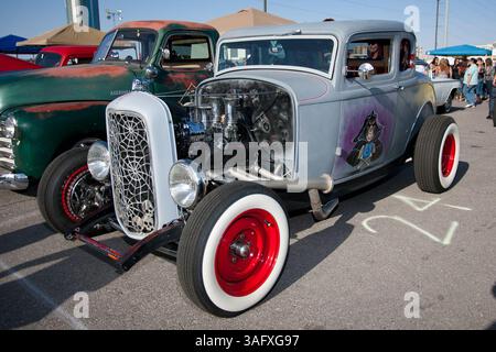 April 2012 - Las Vegas, Nevada, Vereinigte Staaten von Amerika - eine der vielen „Rat Rods“, die auf der Viva Las Vegas Rockabilly Car Show im Orleans Hotel & Casino in Las Vegas, Nevada, ausgestellt werden. (Kreditbild: © Matt Gdowski/ZUMAPRESS.com) Stockfoto