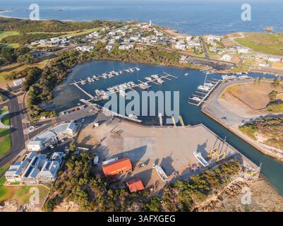 Aus der Vogelperspektive von Booten, die an einem Küstenhafen in Robe an der Kalksteinküste in South Australia vertäut sind. Stockfoto