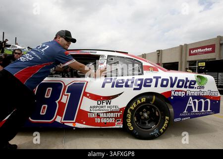 12. April 2012 – Fort Worth, TX, USA – die Crews bereiten das amerikanische Mehrheitsfahrzeug für die Inspektion in der Nationwide Series auf dem Texas Motor Speedway in Fort Worth, Texas, am Donnerstag, den 12. April 2012 vor. Die NASCAR Spring Cup Series in Texas findet am Samstag statt, die Nationwide Series am Freitag. (Bild: © Khampha Bouaphanh/Fort Worth Star-Telegram/MCT/ZUMAPRESS.com) Stockfoto