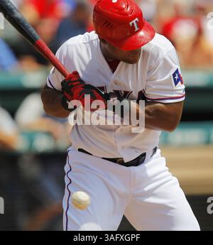 12. April 2012 - Arlington, TX, USA - Adrian Beltre der Texas Rangers zieht sich von einem Inside Pitch zurück, um im ersten Inning gegen die Seattle Mariners im Rangers Ballpark in Arlington am Mittwoch, den 12. April 2012, in Arlington zu laufen. Texas. Die Rangers haben mit 5:3 gewonnen. (Bild: © Rodger Mallison/Fort Worth Star-Telegram/MCT/ZUMAPRESS.com) Stockfoto
