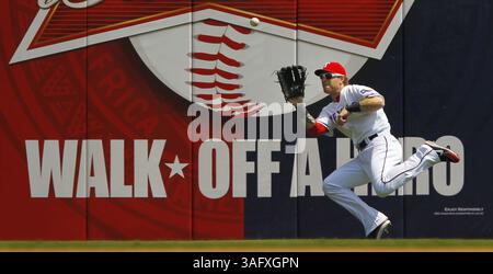 12. April 2012: Arlington, TX, USA: JOSH HAMILTON DER Texas Rangers trifft im dritten Inning im Rangers Ballpark einen Fliegenball-Hit von Brendan Ryan von den Seattle Mariners. Die Rangers gewannen mit 5:3. (Bild: © Rodger Mallison/Fort Worth Star-Telegram/MCT/ZUMAPRESS.com) Stockfoto