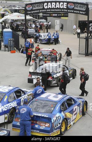 12. April 2012 – Fort Worth, TX, USA – Teams stehen am Donnerstag, den 12. April 2012, für Inspektionen auf dem Texas Motor Speedway in Fort Worth, Texas an. Die NASCAR Spring Cup Series in Texas findet am Samstag statt. (Bild: © Khampha Bouaphanh/Fort Worth Star-Telegram/MCT/ZUMAPRESS.com) Stockfoto