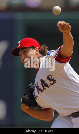 12. April 2012 - Arlington, TX, USA - Texas Rangers Starting Pitcher Derek Holland arbeitet gegen die Seattle Mariners im Rangers Ballpark in Arlington, am Mittwoch, den 12. April 2012, in Arlington. Texas. Die Rangers siegten mit 5:3, als Holland im achten Inning arbeitete und acht Punkte schlug. (Bild: © Rodger Mallison/Fort Worth Star-Telegram/MCT/ZUMAPRESS.com) Stockfoto