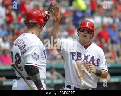 12. April 2012 - Arlington, TX, USA - Josh Hamilton der Texas Rangers gratuliert Ian Kinsler zu einer Single von Michael Young im ersten Inning gegen die Seattle Mariners im Rangers Ballpark in Arlington, am Mittwoch, den 12. April 2012, in Arlington. Texas. Die Rangers haben mit 5:3 gewonnen. (Bild: © Rodger Mallison/Fort Worth Star-Telegram/MCT/ZUMAPRESS.com) Stockfoto
