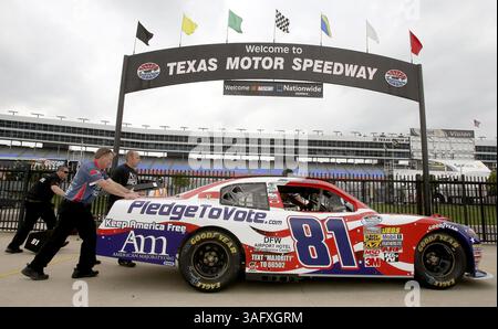 12. April 2012 – Fort Worth, Texas, USA – die Besatzungen bereiten das amerikanische Mehrheitsfahrzeug für die Inspektion in der Nationwide Series auf dem Texas Motor Speedway vor. Die NASCAR Spring Cup Series in Texas findet am Samstag statt, die Nationwide Series am Freitag. (Bild: © Khampha Bouaphanh/Fort Worth Star-Telegram/MCT/ZUMAPRESS.com) Stockfoto