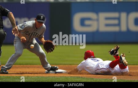 12. April 2012 - Arlington, TX, USA - der Texas Rangers' Ian Kinsler schlägt am Mittwoch, den 12. April 2012, in Arlington die zweite Basis im ersten Inning im Rangers Ballpark in Arlington. Texas. Die Rangers haben mit 5:3 gewonnen. (Bild: © Rodger Mallison/Fort Worth Star-Telegram/MCT/ZUMAPRESS.com) Stockfoto