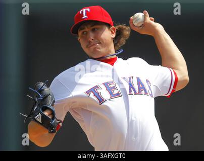 12. April 2012 - Arlington, TX, USA - Texas Rangers Starting Pitcher Derek Holland arbeitet gegen die Seattle Mariners im Rangers Ballpark in Arlington, am Mittwoch, den 12. April 2012, in Arlington. Texas. Die Rangers siegten mit 5:3, als Holland im achten Inning arbeitete und acht Punkte schlug. (Bild: © Rodger Mallison/Fort Worth Star-Telegram/MCT/ZUMAPRESS.com) Stockfoto