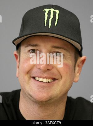 12. April 2012 – Fort Worth, TX, USA – NASCAR-Fahrer Kurt Busch spricht am Donnerstag, den 12. April 2012, auf dem Texas Motor Speedway in Fort Worth, Texas, mit Reportern. Die NASCAR Spring Cup Series in Texas findet am Samstag statt. (Bild: © Khampha Bouaphanh/Fort Worth Star-Telegram/MCT/ZUMAPRESS.com) Stockfoto