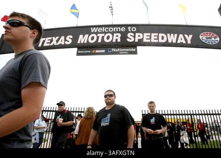 April 2012 - Fort Worth, TX, USA - die Garage wird am Donnerstag, den 12. April 2012, für die Nationwide Series-Aktivitäten auf dem Texas Motor Speedway in Fort Worth, Texas, eröffnet. Die NASCAR Spring Cup Series in Texas findet am Samstag statt. (Bild: © Khampha Bouaphanh/Fort Worth Star-Telegram/MCT/ZUMAPRESS.com) Stockfoto