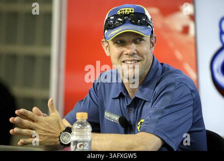 12. April 2012 – Fort Worth, TX, USA – NASCAR-Fahrer Matt Kenseth spricht am Donnerstag, den 12. April 2012, auf dem Texas Motor Speedway in Fort Worth, Texas, mit Reportern. Die NASCAR Spring Cup Series in Texas findet am Samstag statt. (Bild: © Khampha Bouaphanh/Fort Worth Star-Telegram/MCT/ZUMAPRESS.com) Stockfoto
