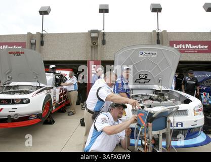 12. April 2012 – Fort Worth, TX, USA – Beamte inspizieren Fahrzeuge für die Nationwide Series am Donnerstag, den 12. April 2012 auf dem Texas Motor Speedway in Fort Worth, Texas. Die NASCAR Spring Cup Series in Texas findet am Samstag statt, die Nationwide Series am Freitag. (Bild: © Khampha Bouaphanh/Fort Worth Star-Telegram/MCT/ZUMAPRESS.com) Stockfoto