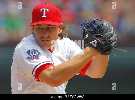 12. April 2012: Arlington, Texas Rangers, USA: Der Pitcher DEREK HOLLAND, der die Texas Rangers startet, wirft im Rangers Ballpark gegen die Seattle Mariners. Holland war beim achten Inning der Rangers 5-3 mit dabei. (Bild: © Rodger Mallison/Fort Worth Star-Telegram/MCT/ZUMAPRESS.com) Stockfoto