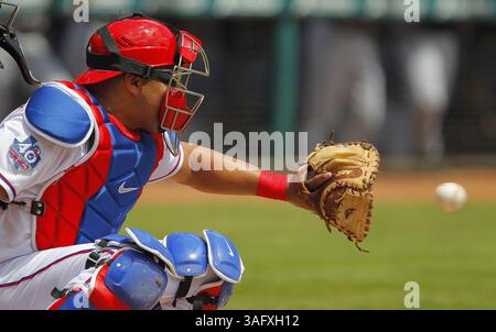 12. April 2012 - Arlington, TX, USA - Yorvit Torrealba fängt am Mittwoch, 12. April 2012, in Arlington im Rangers Ballpark in Arlington für die Texas Rangers im Kampf gegen die Seattle Mariners ein. Texas. Die Rangers haben mit 5:3 gewonnen. (Bild: © Rodger Mallison/Fort Worth Star-Telegram/MCT/ZUMAPRESS.com) Stockfoto