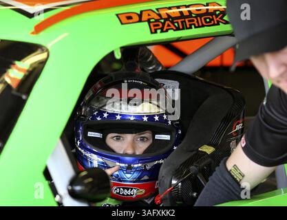 12. April 2012 – Fort Worth, TX, USA – Danica Patrick vor dem Training auf dem Texas Motor Speedway in Fort Worth, Texas, am Donnerstag, den 12. April 2012. Die NASCAR Spring Cup Series in Texas findet am Samstag statt, die Nationwide Series am Freitag. (Bild: © Khampha Bouaphanh/Fort Worth Star-Telegram/MCT/ZUMAPRESS.com) Stockfoto