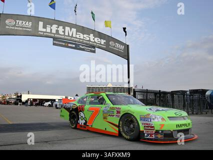 12. April 2012 – Fort Worth, TX, USA – Danica Patrick macht sich am Donnerstag, den 12. April 2012 auf dem Texas Motor Speedway in Fort Worth, Texas, auf den Weg zur Rennstrecke. Die NASCAR Spring Cup Series in Texas findet am Samstag statt, die Nationwide Series am Freitag. (Bild: © Khampha Bouaphanh/Fort Worth Star-Telegram/MCT/ZUMAPRESS.com) Stockfoto