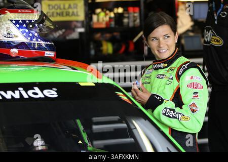 12. April 2012 – Fort Worth, Texas, USA – DANICA PATRICK bereitet sich vor dem Training auf dem Texas Motor Speedway vor, um sich auf das Rennen der Nationwide Series am Freitag vorzubereiten. (Bild: © Khampha Bouaphanh/Fort Worth Star-Telegram/MCT/ZUMAPRESS.com) Stockfoto