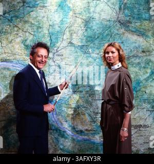 Dalli Dalli, Ratesendung mit Moderator Hans Rosenthal, hier mit Assistentin Monika Sundermann und Zeigestock an einer Karte von Norddeutschland, Deutschland, 150. Sendung vom 15. Mai 1986. Stockfoto