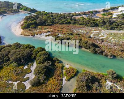 Aus der Vogelperspektive eines türkisfarbenen Baches, der sich in Robe zum Meer schlängelt, an der Kalksteinküste von South Australia. Stockfoto