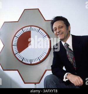 Dalli Dalli, Ratesendung mit Moderator Hans Rosenthal vor der Uhr im Anzug, Deutschland um 1979. Stockfoto