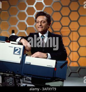 Dalli Dalli, Ratesendung mit Moderator Hans Rosenthal an Kamera 2, Deutschland späte 1970er Jahre. Stockfoto