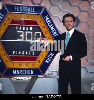 Dalli Dalli, Ratesendung mit Moderator Hans Rosenthal vor dem Zufallsgenerator in einer Sendung der 1970er Jahre. Stockfoto