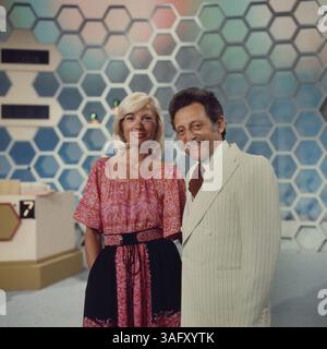 Dalli Dalli, Ratesendung mit Moderator Hans Rosenthal mit Assistentin Monika Sundermann in einer Sendung der frühen 1970er Jahre. Stockfoto