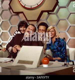 Dalli Dalli, Ratesendung mit Moderator Hans Rosenthal und Brigitte Xander, Ekkehard Fritsch als Jury und Assistentin Monika Sundermann in einer Sendung der späteren 1970er Jahre. Stockfoto
