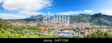 Unglaubliches Morgenpanorama der farbenfrohen Häuser der Altstadt von Bosa auf Sardinien. Ort: Bosa Stadt, Provinz Oristano, Italien, Europa Stockfoto