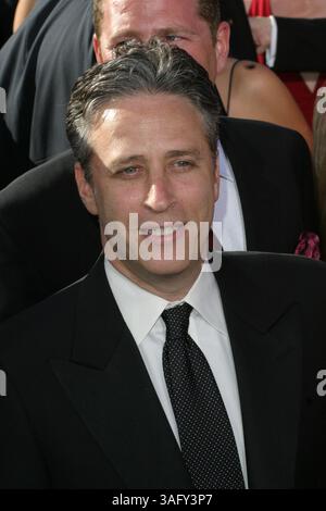 September 2004; Los Angeles, CA, USA; EMMYS 2004: JON STEWART kommt bei der 56. jährlichen Primetime Emmy Awards im Shrine Auditorium in Los Angeles an. (Bild: Scott Weiner/ZUMAPRESS.com) Stockfoto