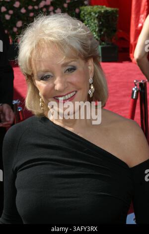 September 2004; Los Angeles, CA, USA; EMMYS 2004: BARBARA WALTERS kommt zu den 56. jährlichen Primetime-Emmy-Awards im Shrine Auditorium in Los Angeles. (Bild: Scott Weiner/ZUMAPRESS.com) Stockfoto
