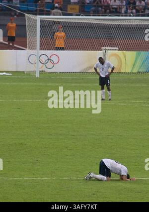 12. August 2008 - Peking, China - die Amerikaner MARVELL EDU und SACHA KLJESTAN wurden niedergeschlagen, als Nigeria mit einem Sieg von 2-1 gegen die US-amerikanische Mannschaft ins Viertelfinale vorrückt und die USA aus dem olympischen Fußballwettbewerb ausscheidet (Bild: Tim Wagner/ZUMAPRESS.com) Stockfoto