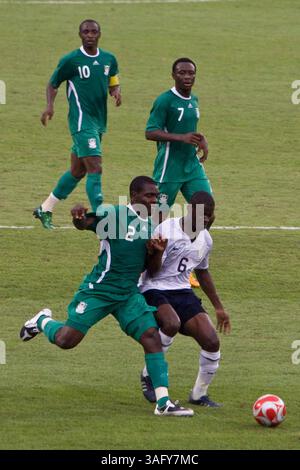 12. August 2008 - Peking, China - der Amerikaner MAURICE EDU stürzt gegen Nigerias CHIBUZOR OKONKWO. Nigeria rückt mit einem Sieg von 2-1 gegen die US-amerikanische Mannschaft ins Viertelfinale vor, wodurch die US-Mannschaft aus dem Olympischen Wettbewerb ausgeschlossen wird (Bild: Tim Wagner/ZUMAPRESS.com). Stockfoto