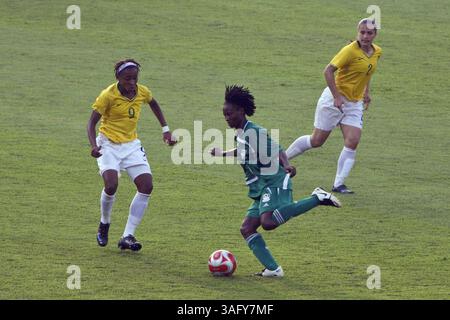 12. August 2008: Peking, China: Die nigerianische Stürmerin PERPETUA NKWOCHA in der ersten Runde des olympischen Frauenfußballs. Brasiliens Christiane lieferte drei Tore, um eine temperamentvolle nigerianische Seite zu besiegen 3-1 (Bild: Tim Wagner/ZUMAPRESS.com) Stockfoto