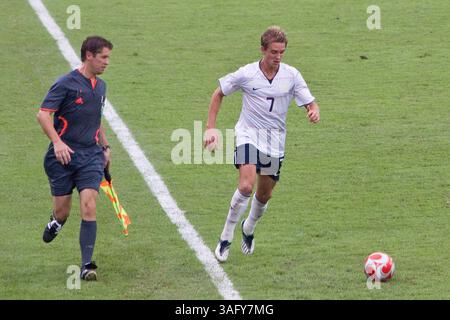 12. August 2008 - Peking, China - der US-Amerikaner STUART HOLDEN bringt den Ball nach unten, als Nigeria mit einem Sieg von 2-1 gegen die US-amerikanische Mannschaft ins Viertelfinale vorrückt und die US-Mannschaft aus dem Olympischen Wettbewerb ausscheidet (Bild: Tim Wagner/ZUMAPRESS.com) Stockfoto