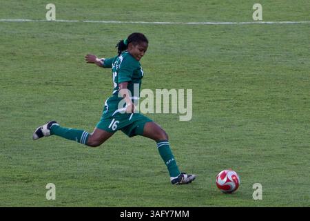 12. August 2008 - Peking, China - die nigerianische Verteidigerin ULUNMA JEROME schickt den Ball in einem olympischen Frauenfußball-Spiel nach vorne. Brasiliens Christiane lieferte drei Tore, um eine temperamentvolle nigerianische Seite zu besiegen 3-1 (Bild: Tim Wagner/ZUMAPRESS.com) Stockfoto