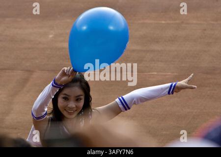 12. August 2008 - Peking, China - Chinesische Cheerleaderinnen arbeiten bei einem olympischen Spiel der ersten Runde des Frauenfußballs an. Brasiliens Christiane lieferte drei Tore, um eine temperamentvolle nigerianische Seite zu besiegen 3-1 (Bild: Tim Wagner/ZUMAPRESS.com) Stockfoto