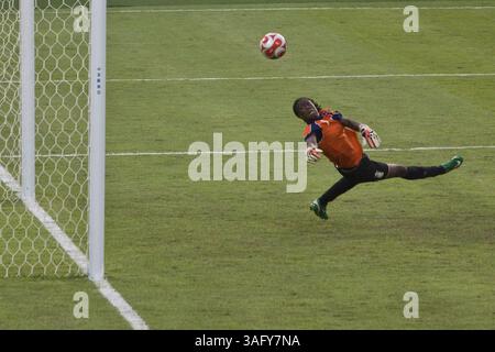 12. August 2008 - Peking, China - der nigerianische Torhüter PRECIOUS DEDE hält in einem olympischen Spiel der ersten Runde des Frauenfußballs einen scharfen Schuss aus. Brasiliens Christiane lieferte drei Tore, um eine temperamentvolle nigerianische Seite zu besiegen 3-1 (Bild: Tim Wagner/ZUMAPRESS.com) Stockfoto