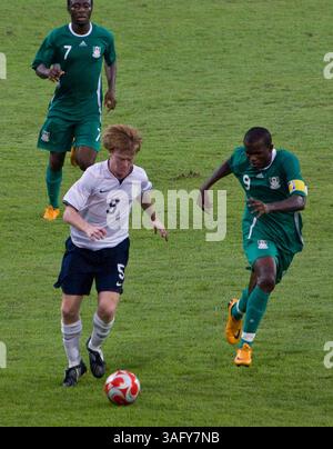 12. August 2008 - Peking, China - der US-amerikanische DAX MCCARTY bringt den Ball auf das Feld, als Nigeria mit einem Sieg von 2-1 gegen die US-amerikanische Mannschaft ins Viertelfinale vorrückt und das US-Team aus dem Olympischen Wettbewerb ausscheidet (Bild: Tim Wagner/ZUMAPRESS.com) Stockfoto