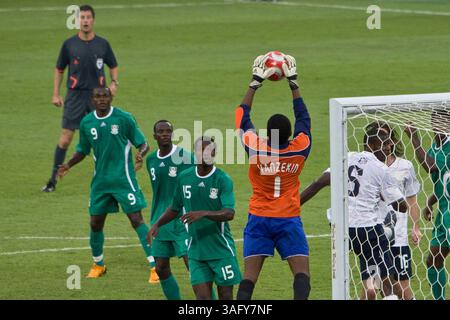 12. August 2008 - Peking, China - der nigerianische Torhüter AMBRUSE VANZEKIN sammelt einen Blick auf den Kopf beim Freistoß. Nigeria rückt mit einem Sieg von 2-1 gegen die US-amerikanische Mannschaft ins Viertelfinale vor, wodurch die US-Mannschaft aus dem Olympischen Wettbewerb ausgeschlossen wird (Bild: Tim Wagner/ZUMAPRESS.com). Stockfoto