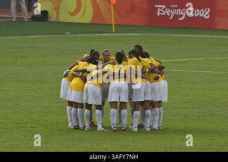 12. August 2008 - Peking, China - die brasilianische Mannschaft geht vor dem Beginn der zweiten Halbzeit im ersten Runde des olympischen Frauenfußballs in eine Kämpfe. Brasiliens Christiane lieferte drei Tore, um eine temperamentvolle nigerianische Seite zu besiegen 3-1 (Bild: Tim Wagner/ZUMAPRESS.com) Stockfoto