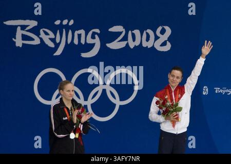 August 2008 - Peking, China - Australierin LEISEL JONES (R) auf dem Medaillenstand nach dem Sieg des 100-Meter-Brustschlags der Frauen mit der Silbermedaillengewinnerin REBECCA SONI (Bild: Tim Wagner/ZUMAPRESS.com) Stockfoto