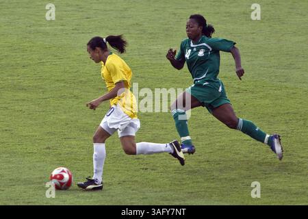 12. August 2008: Peking, China - Nigerian FAITH IKIDI jagt brasilianische MARTA in einem olympischen Frauenfußball-Spiel. Brasiliens Christiane lieferte drei Tore, um eine temperamentvolle nigerianische Seite zu besiegen 3-1 (Bild: Tim Wagner/ZUMAPRESS.com) Stockfoto