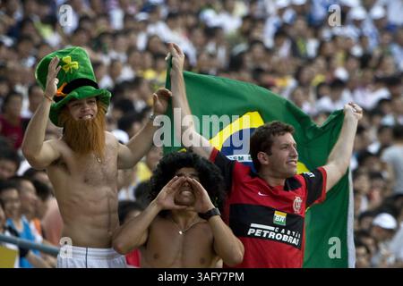 12. August 2008 - Peking, China - brasilianische Fans jubeln im ersten Runde des olympischen Frauenfußballs an. Christiane lieferte drei Tore, um eine temperamentvolle nigerianische Seite zu besiegen 3-1 (Bild: Tim Wagner/ZUMAPRESS.com) Stockfoto