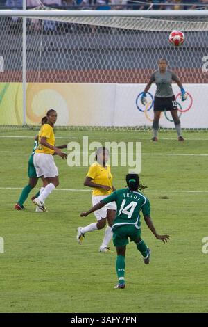 12. August 2008 - Peking, China - Nigerian FAITH IKIDI schickt einen gefährlichen Pass in die Höhe eines Olympischen Frauenfußballs in der ersten Runde. Brasiliens Christiane lieferte drei Tore, um eine temperamentvolle nigerianische Seite zu besiegen 3-1 (Bild: Tim Wagner/ZUMAPRESS.com) Stockfoto