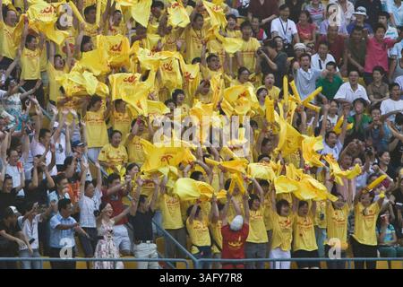 12. August 2008 - Peking, China - Chinesische Unterstützer feuern Brasilien im ersten Runde des olympischen Frauenfußballs an. Christiane lieferte drei Tore, um eine temperamentvolle nigerianische Seite zu besiegen 3-1 (Bild: Tim Wagner/ZUMAPRESS.com) Stockfoto