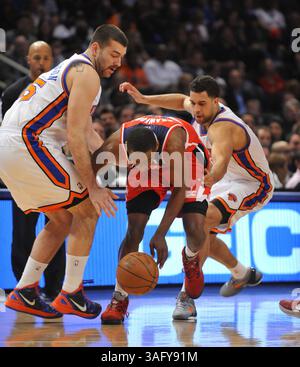 13. April 2012: Josh Harrellson (links) und Landry Fields (rechts) von den New York Knicks verteidigen Jordan Crawford von den Washington Wizards am Freitag, den 13. April 2012, in der zweiten Hälfte im Madison Square Garden in New York. Die Knicks fuhren 103-65. (Kreditbild: © David Pokress/Newsday/MCT/ZUMAPRESS.com) Stockfoto