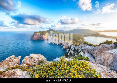 Fantastischer Blick auf das kap von Cacccia am Morgen. Panoramablick auf die Klippen bei Sonnenaufgang. Fantastische mediterrane Meereslandschaft. Ort: Alghero, Provinz Sass Stockfoto